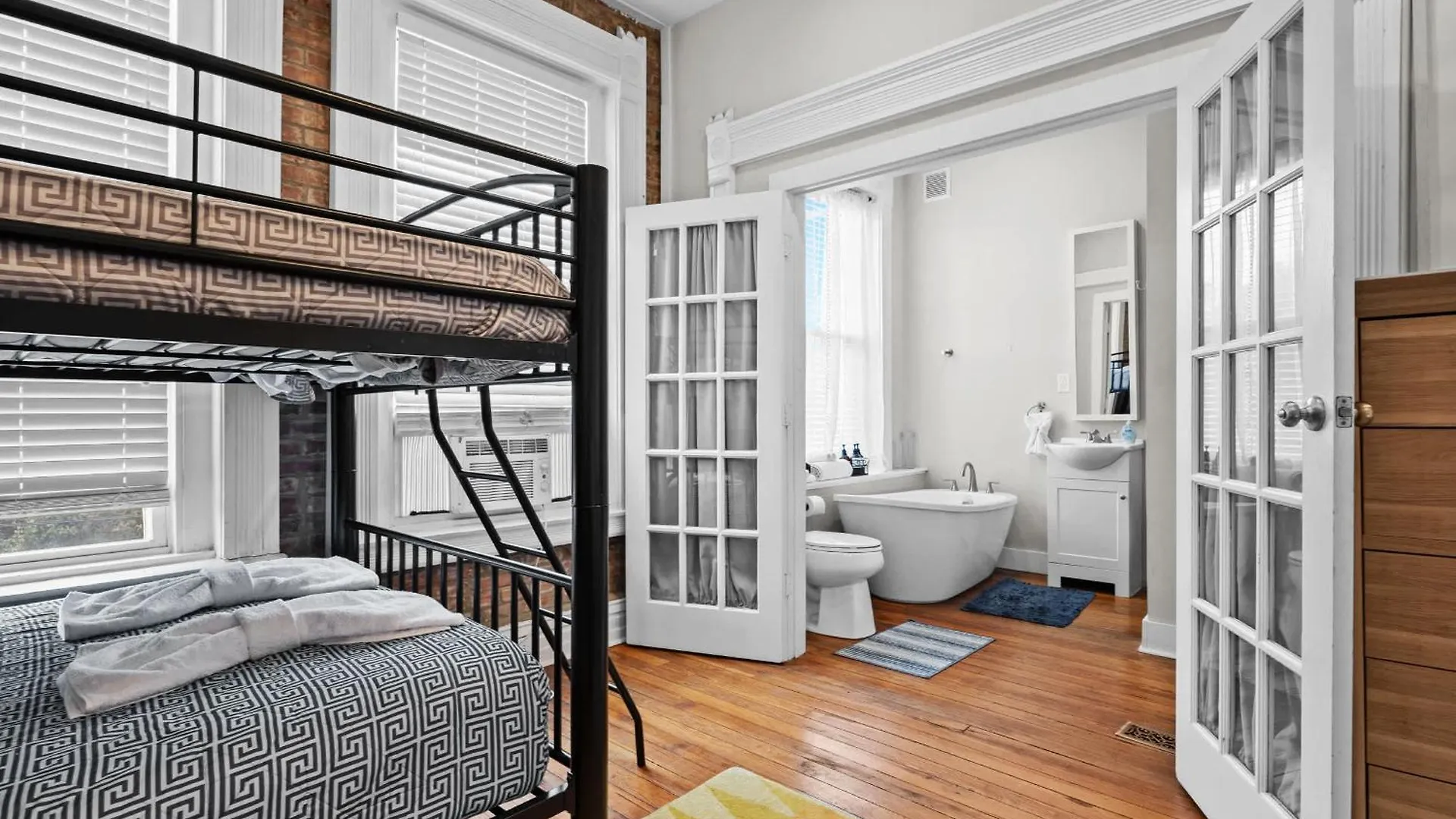 Historic 3-Br Downtown Bourbon Getaway Villa Louisville 0*,  Verenigde Staten