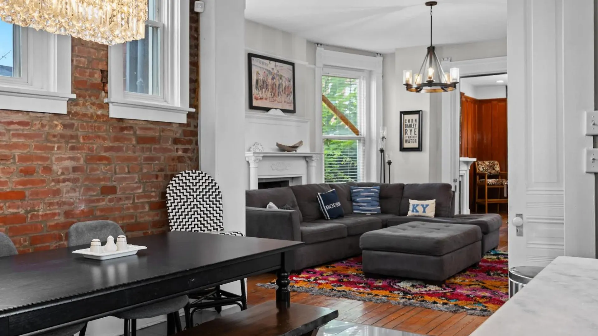 Historic 3-Br Downtown Bourbon Getaway Villa Louisville Vakantiehuis